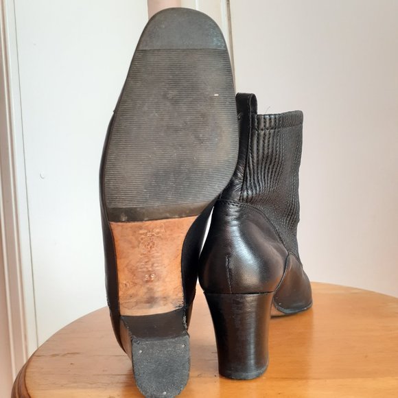 Black ankle boots in Italian leather - Picture 8 of 9